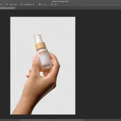 Dłoń trzymająca buteleczkę kosmetyku na przezroczystym tle. Pokazano panel "Szybkie operacje" w Photoshopie, gdzie można wybrać opcję "Usuń tło".