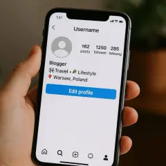 Profil blogera na Instagramie z Warszawy. Widoczna czcionka na Instagramie, statystyki postów, obserwujących i obserwowanych.