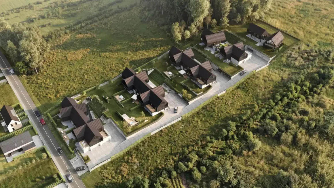 Nowoczesne domy z ciemnymi dachami i ogrodami, otoczone zielenią. Widok z lotu ptaka, jakby z **timelapse** pokazujący rozwój osiedla.