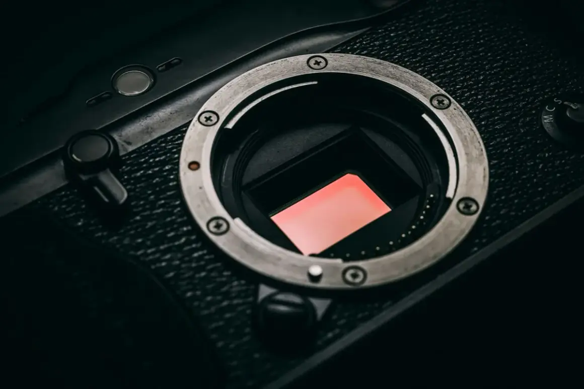 Zbliżenie na matrycę **cmos** aparatu fotograficznego, z widocznym czerwonym filtrem.