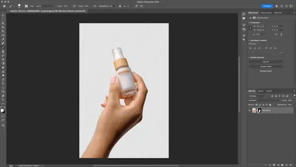 Dłoń trzymająca buteleczkę kosmetyku na przezroczystym tle. Pokazano panel "Szybkie operacje" w Photoshopie, gdzie można wybrać opcję "Usuń tło".